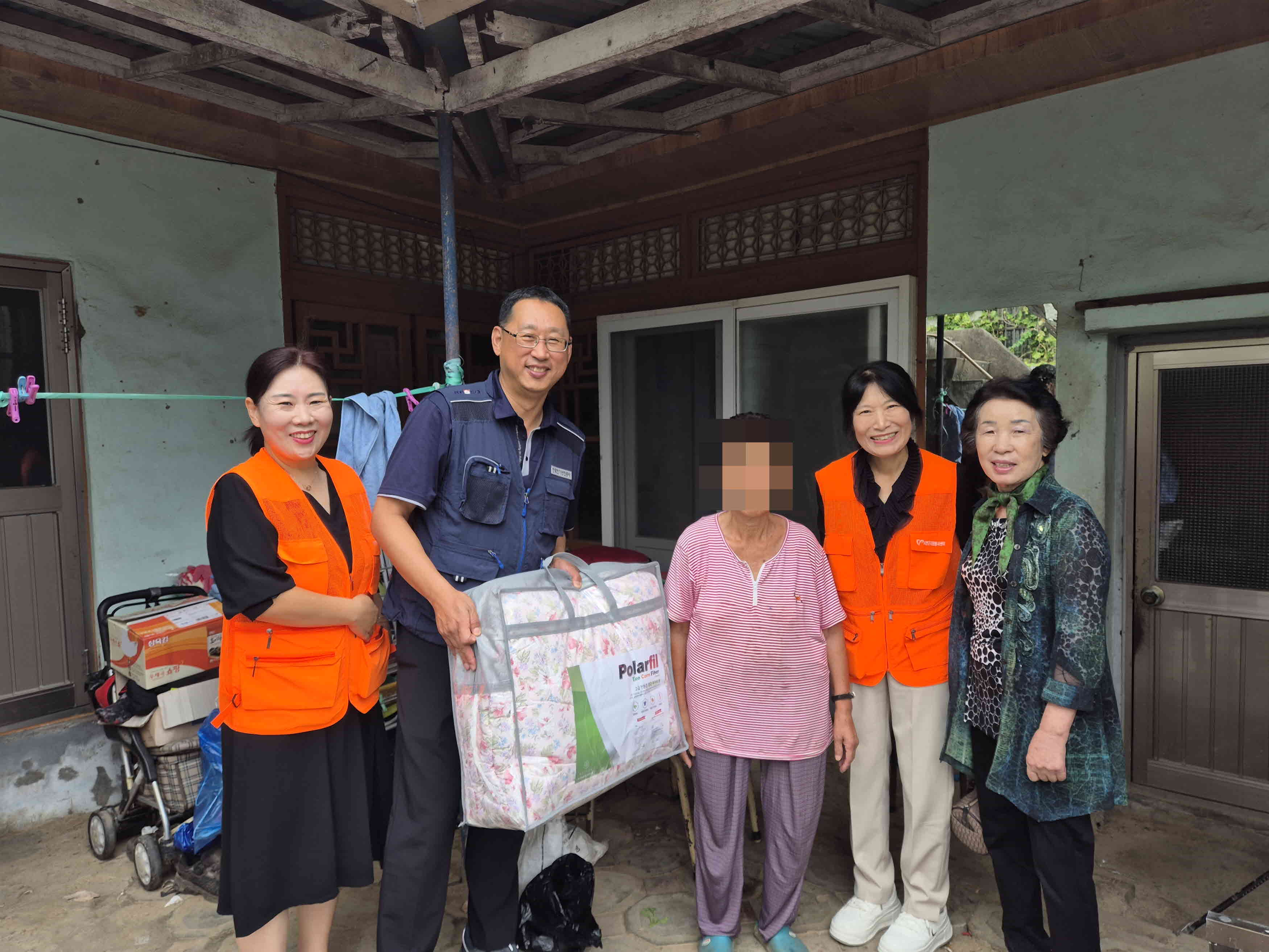 (포토) 한국전기안전공사 충남서부지사, 서천군자원봉사센터에 500만원 상당 이불 전달